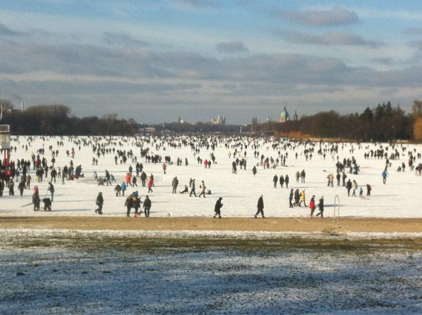carioli's tweet photo. Der zugefrorene Maschsee in #Hannover - jetzt mit Bild http://t.co/ybWMAQDo
