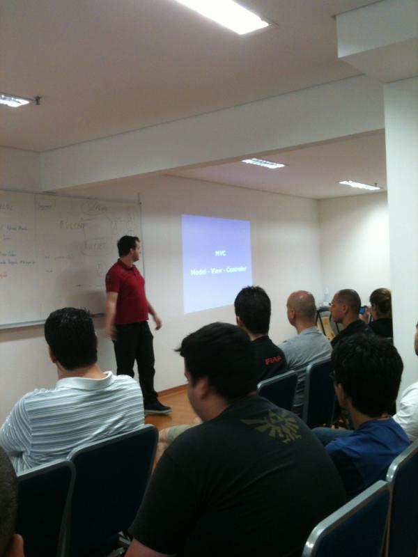 bregaida's tweet image. Depois do Arthur agora palestra de #ROR no #cafeComJava na @caelum com @lucascaton :)
