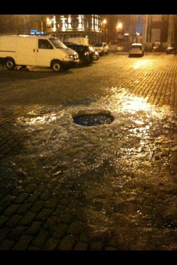 Weet iemand wat dit is?? Op parking gedempte zuiderdokken, antwerpen zuid.. #solvethismystery #weird