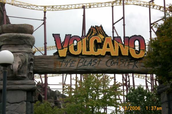 s_schneide's tweet photo. “@CoasterOfTheDay: Coaster of the Day: Volcano, The Blast Coaster at Kings Dominion http://t.co/BmsDpdrXEk”