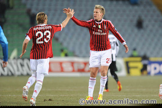 acmilan's tweet photo. #MaxiMilan, one goal and one great assist tonight!/Maxi Lopez: una rete di debutto e un assist! #UdineseVSMilan http://t.co/cpp1Gyia