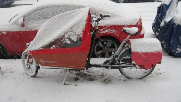 BoxbikeLondon's tweet image. Snow + boxbike = no prob.  Very low centre of gravity makes it easier to ride than a normal bike  #workcycle #GoDutch