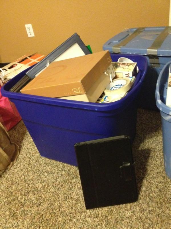 Ducky77478's tweet image. In the process of moving which would you prefer... A box of books or an iPad? #SaveOurBacks #Apple #ipad #books