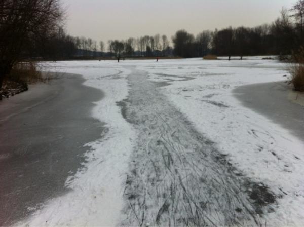 RoZuit's tweet photo. Hoe rielekst. Vandaag voor het eerst en op de valreep #schaatsen http://t.co/M81P21Og