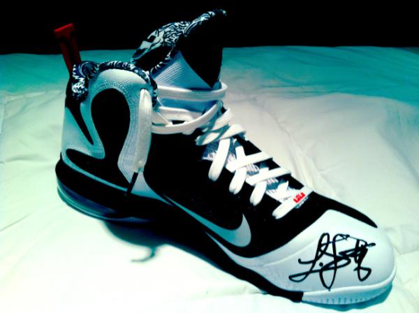 pdp656's tweet photo. @KingJames  always showin his DC fans mad love !!! He got my 9's lookin mad fresh #Swag9s http://t.co/omY19Phr