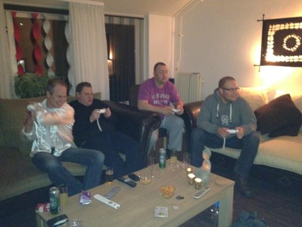 glendanotten's tweet photo. Kijk de jongens eens actief aan het wiien zijn! Geweldig echt geweldig!!! Lach mien een brödje! http://t.co/hkO9Kfha