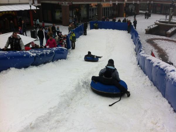 Sneeuwhelling's tweet photo. Volop plezier tijdens het snowtuben op de sneeuwhelling @destruytsehoeck #hellevoetsluis http://t.co/U8vxz8wD