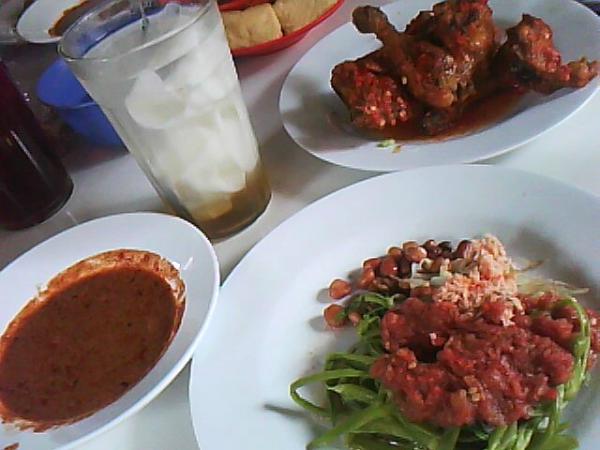 INDOmenanam's tweet photo. RT @Mattdan_g: INDOmenanam hidangan khas #Lombok: ayam taliwang & plecing kangkung. they're hot! #RinjaniTrip http://t.co/g95ZE32G