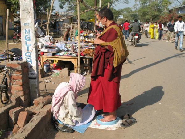 wegotosea's tweet image. 인도의 별난 직업 &amp;lt;몸무게 재주는 사람&amp;gt;보드가야에서 노인 한분이 체중계를 놓고 길가에 앉아있다. 스님 한분이 올라간다. 노인이 몸무게를 알려준다. 스님은 동전 몇개를 놓고 간다. 스님께서 노인에게 보시하신것 같다.