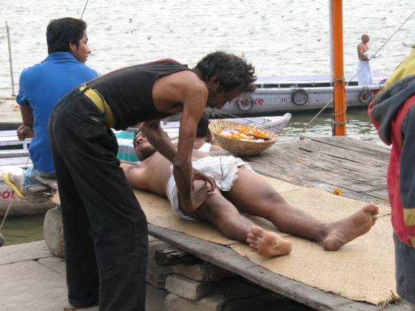 wegotosea's tweet image. 인도의 별난 직업 &amp;lt;거리 안마사&amp;gt;갠지즈강을 거니는데 갑자기 누가 뒤에 와서 목과 어깨를 만져서 깜짝 놀랐다. 뒤를 돌아다보니 아저씨 한분이 해맑은 미소를 지으며 피로를 풀어 주겠다며 그냥 바닥에 누우면 된단다..