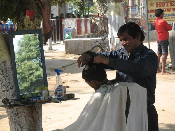 wegotosea's tweet image. 인도의 별난 직업 &amp;lt;거리 이발사&amp;gt;보드가야 거리의 이발사. 가로수 나무에 거울 받쳐 놓고 사람들이 왔다갔다 하는 툭터진 길가에서 머리를 깍는다. 눈을 마추쳤더니 잠시만 기다리란다. 참 정겹다~