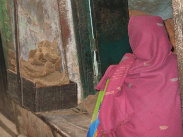 wegotosea's tweet image. 인도의 별난 직업 &amp;lt;소똥 파는 소녀&amp;gt;인도는 똥의 나라라고 해고 과언이 아닌데..여행 초기엔 거리의 똥을 보고 깜짝깜짝 놀라다가 점점 무뎌진다. 소똥은 말려서 연료로 사용한다. 바라나시에서 소똥을 파는 예쁜 소녀..