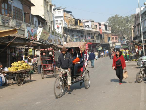 wegotosea's tweet image. 인도의 별난 직업 &amp;lt;릭샤 운전수&amp;gt;인도여행객들은 사람의 힘으로 가는 사이클릭샤를 재미있어 한다. 뒷자리에서 땀뻘뻘 흘리는 릭샤 운전수를 보면 안스럽기도 하다~사이클릭샤로 돈을 벌어 오토릭샤를 사는게 이들의 꿈이란다