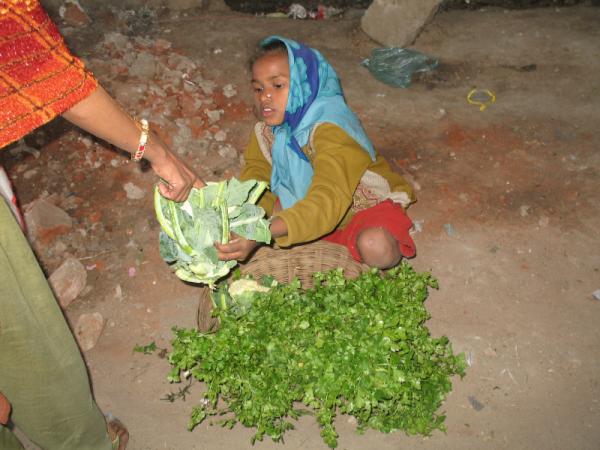 wegotosea's tweet image. &amp;lt;장사하는 인도 아이들&amp;gt; 여행중에 노동하는 아동을 많이 만났다. 결혼지참금과 종교 때문인지 여자 어린이를 더 차별한다. 보드가야 길가에서 저녁 무렵 채소를 파는 어린 소녀는 지금까지도 눈에 아른거린다..