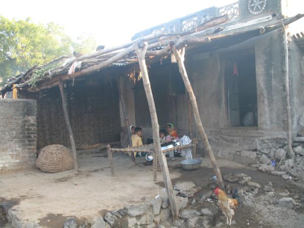 wegotosea's tweet image. &amp;lt;인도 시골집 민박&amp;gt; 아잔타 근처 시골마을에서 민박을 한다. 삼남매의 다섯식구 가정. 허물어가는 듯한 집. 화장실도 없다.볼일은 그냥 집주위에 하면 된단다.온가족이 끝없는 대화를 나눈다.가족의 사랑이 느껴진다.