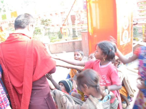 wegotosea's tweet image. &amp;lt;서로 돕고사는 나라: 인도&amp;gt;인도는 어디를 가든 구걸하는 사람이 많다. 인도사람들은 다음 생에 자신도 짐승이나 거지로 태어날 수 있기에 동물을 사랑하고 서로 도우며 산다고 한다..