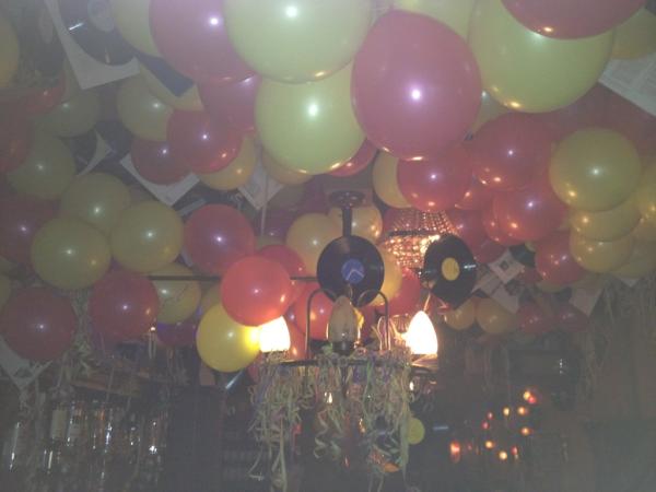 Laat de carnaval maar komen! Cafeeke de Kapper is weer mooi versiert! #Amstel #keiebijters