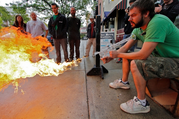 HIGH_TIMES_Mag's tweet photo. RT @MisSarahMae: #stevebates playin with fire @hitmanglass http://t.co/w9NanEpp