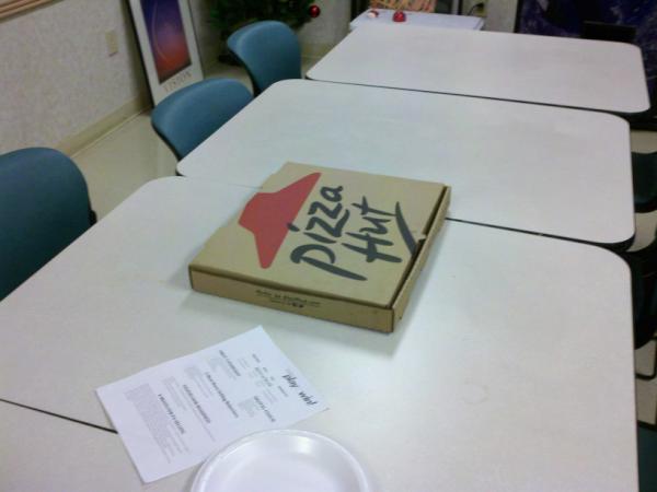 TheRisky_Ginger's tweet image. theres a full box of pizza in the breakroom and im the only one in here #isthisatest #imeatingitbitches