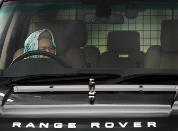 adme_ru's tweet photo. Range Rover должны быть благодарны королеве Елизавете за такую рекламу http://t.co/y9Dkuz7h