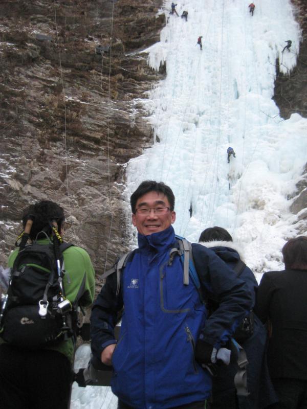 검봉산 얼음으로 둘러쌓인 구곡폭포와 산꼭대기에 있는 문배마을..^^