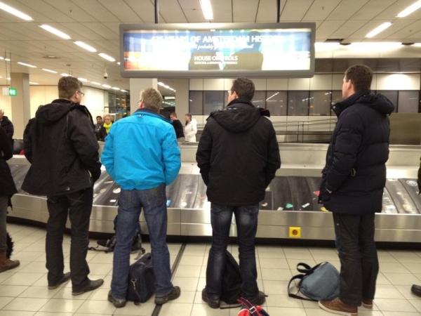 FBDBankmensen's tweet photo. De 5 bankmensen weer op Schiphol http://t.co/mV3MOWFa