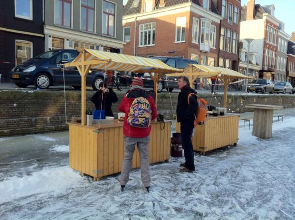 Ijspret voorbij. Maar wat was het gaaf op de Noorderhaven. Opbrengst koek n zoopie voor War Child bijna € 1.300,00