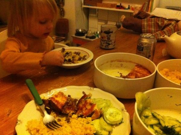 Feestkoe's tweet photo. Wat leuk dat zij lekker mee eet! RT @rubzie: Bobotie voor klein en groot, lekkerrr met rozijntjes van @marleenkookt http://t.co/XgCaiNIl