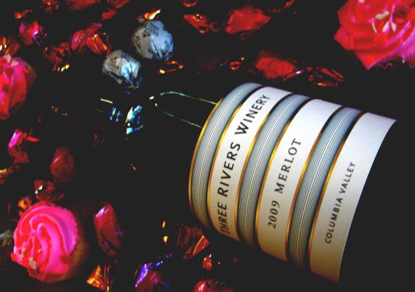 3riverswinery's tweet image. What are we drinking for #ValentinesDay? How about a bottle of our &apos;09 Merlot :) #91points