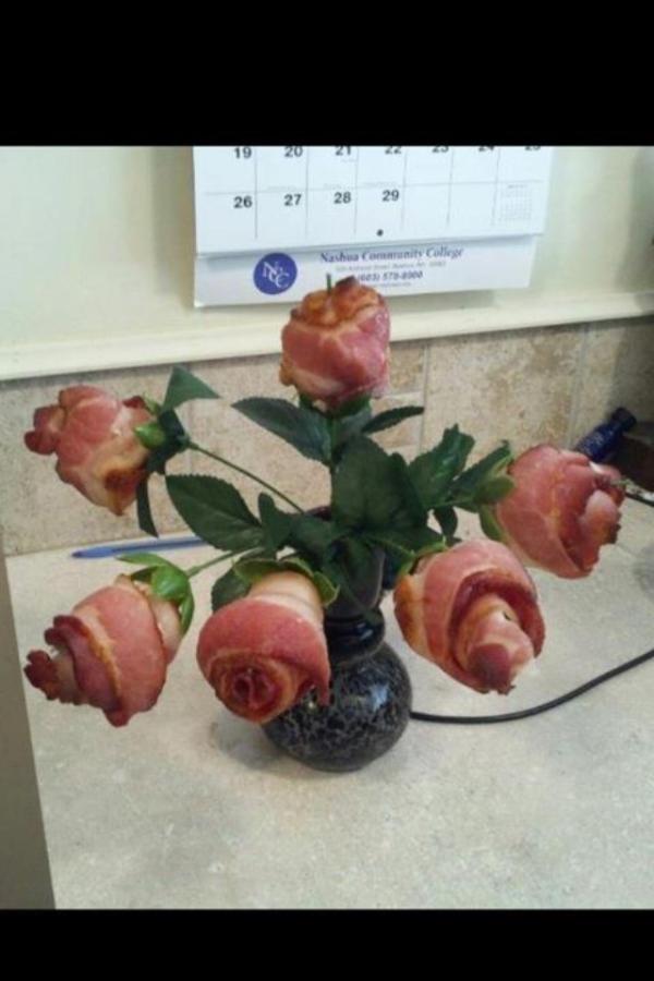 JHUBBS9's tweet photo. @HarleyPlays Valentines day Epic MealTime style.  #Baconroses just for the #SauceBoss #bacon4life http://t.co/OSJF9l3y