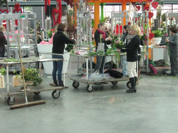 MBOGreenport's tweet photo. Bloemsierkunst voor volwassenen van #MBO Greenport bij groothandelcentrum #Pyramide http://t.co/f737zjUA
