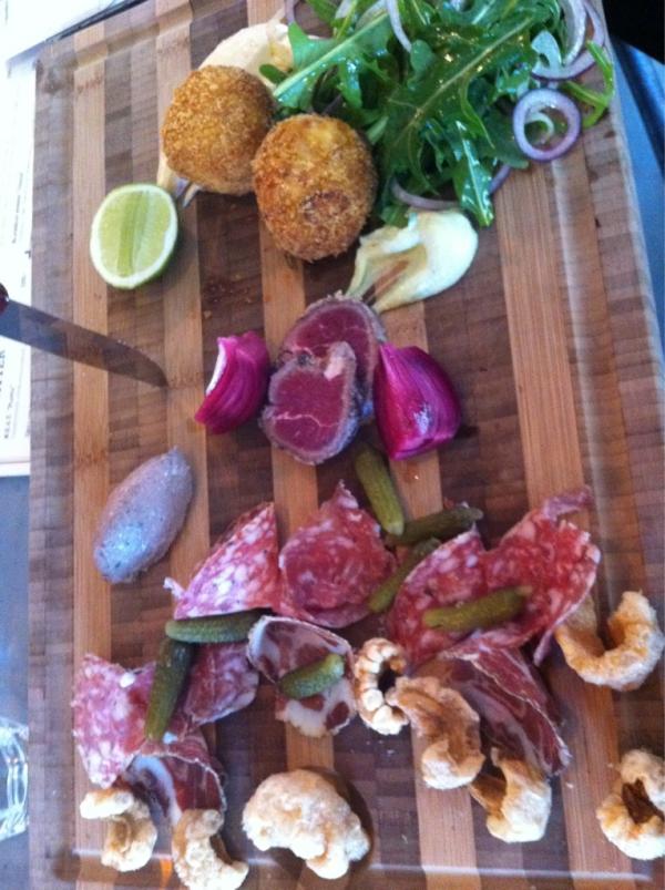 En fet vit till detta
är det rätta.
Pinot Auxerrois Vv Blanck
På MEAT, Good eat.