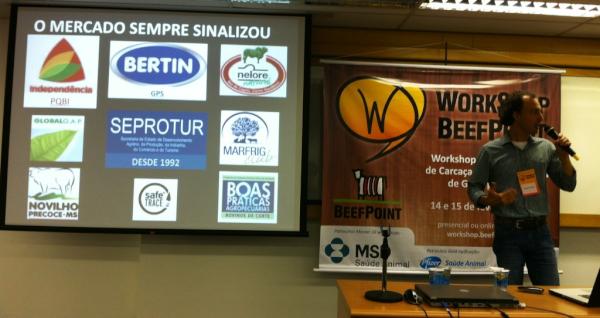 beefpoint's tweet photo. Andre Bartocci fala da tecnologia mais importante numa fazenda: o vaqueiro. #wbeef http://t.co/6Q35xWcE