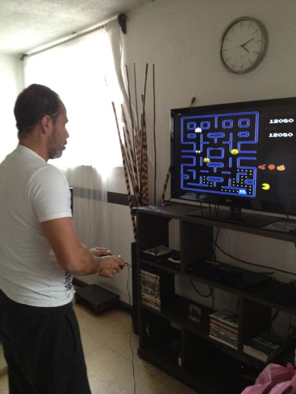 charlycardoso's tweet photo. "@LaWanderslover: Mientras una corre y corre por q no se le haga tarde este baboso de @radamesss25 jugando http://t.co/wPnbMvDd"