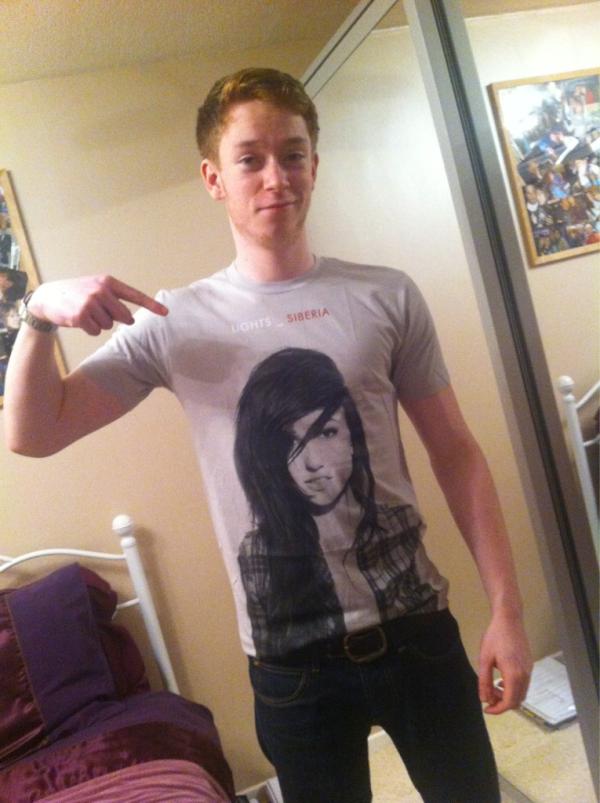 Laura29490's tweet image. RT oh ye baby!! “@Frazrob: RT for worlds sexiest tshirt! :D @lights #ilovelights http://t.co/Sa4FoJau”
