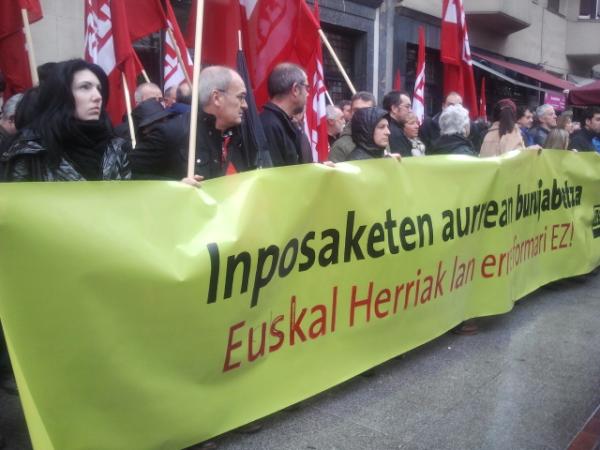 LABsimply's tweet image. Concentracion frente a la sede del PP en protesta por la reforma de la negociacion colectiva y la reforma laboral.