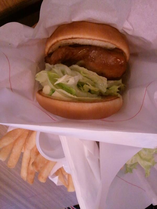 RemyShin's tweet image. 오늘저녁은 모스버거~일본서 좋아라했던 건데..런칭해서 어제 잠실에 생겼다.ㅋ한참 기다렸다..진짜 대박..ㅡㅡ맛본 결과는..음...그때그맛은 아니지만 그래도 일반 패스트푸드보단 맛나다ㅋㅋ글두 일본가서 다시 먹어야지