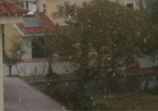 Cyprus_Sky's tweet photo. Snowfall in Nicosia! http://t.co/09pUI7Ch