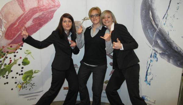 CatmanITB's tweet photo. "Wir haben die nötige #MANPOWER!!"- noch 5 mal schlafen,dann gehts ab nach #Berlin zur #ITB.(im Bild unsere F&B-Gruppe) http://t.co/MjU3fkGR