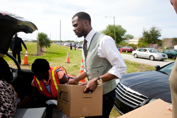 TheNBPA's tweet photo. Thanks to union 1st VP #KeyonDooling for giving back in Orlando @TheNBPA All-Star Food Giveaway. @Celtics @NBA http://t.co/f5TbDBci