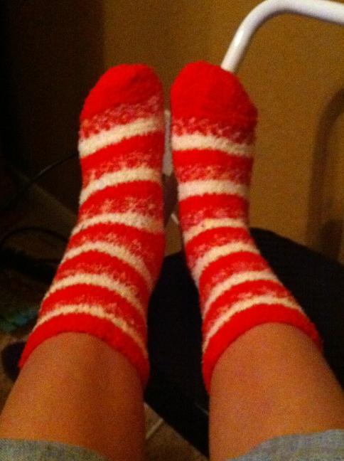 TaaatHubb's tweet image. Notice a size in my freezing feetsies? #damnbrace #kankles #owchie