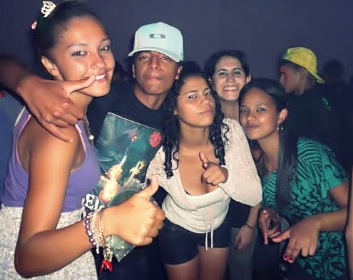 _KanandaZika's tweet photo. A Amiizade éé ttudooh!!! ;) http://t.co/EaOlfWQ9