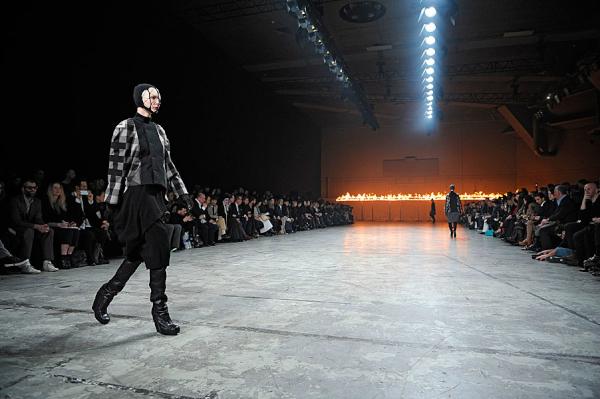 Rick Owens dramatic fire backdrop at Paris Fashion week #PFW