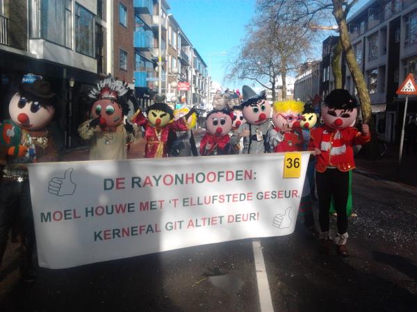 DoodgewoonRene's tweet photo. Jawel de duumkes in de optocht van #Knotsenburg http://t.co/mIfrNTCi