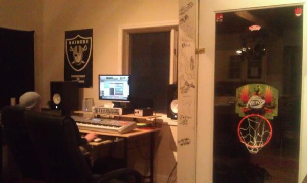 RichTycoonAO's tweet image. At @macjar1's crib right now in make #music mode. #LetaGo