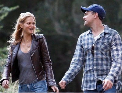 DiCaprioFanPage's tweet photo. Leo & Erin http://t.co/8t2zKFMy