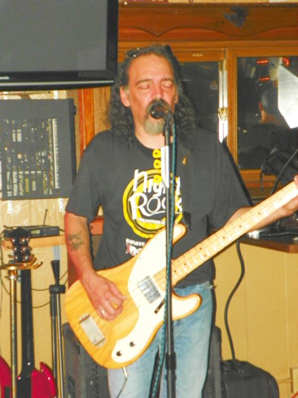 MikeVetromila's tweet photo. @3PeaceRocks Love playing bass for this great band... http://t.co/K76AXdxz