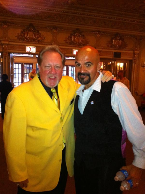 OscarMunozMagic's tweet photo. @MurrayHatfield I am the good looking one. http://t.co/WMSWXCaB