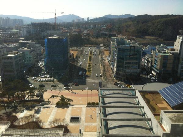 globalpohang's tweet photo. 시청에서 본 도로.. 이제 봄이 올려고하니 그런지 도로가 한결 가벼워보인다 http://t.co/vtXASNQp