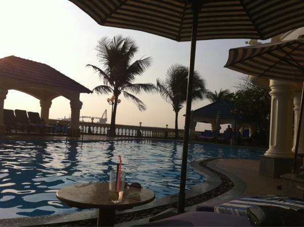 Em_Nguyen's tweet photo. Chilling by da pool in vung tau love my resort #lan rung resort http://t.co/uyiJqXkg